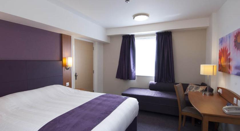 Premier Inn Wolverhampton - North Room photo
